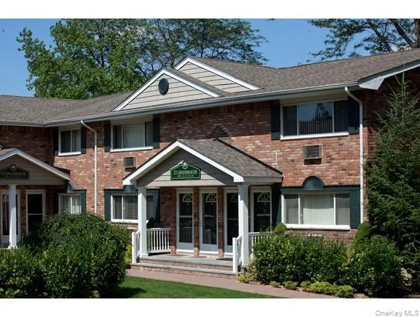 $2,215 | 60 Chelsea Court, Unit AD19, Bohemia, NY 11716