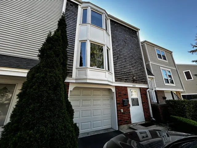 $299,900 | 1933 Williamsburg Drive, Hoffman Estates, IL 60169