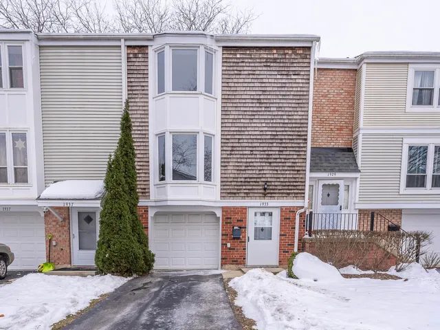 $299,900 | 1933 Williamsburg Drive, Hoffman Estates, IL 60169