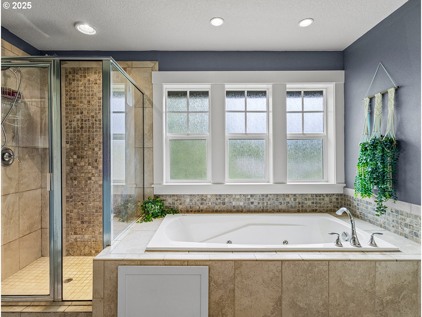 179 Southeast 46th Drive Gresham, OR 97080 - Photo 21 of 39 a bathroom with a bathtub and shower