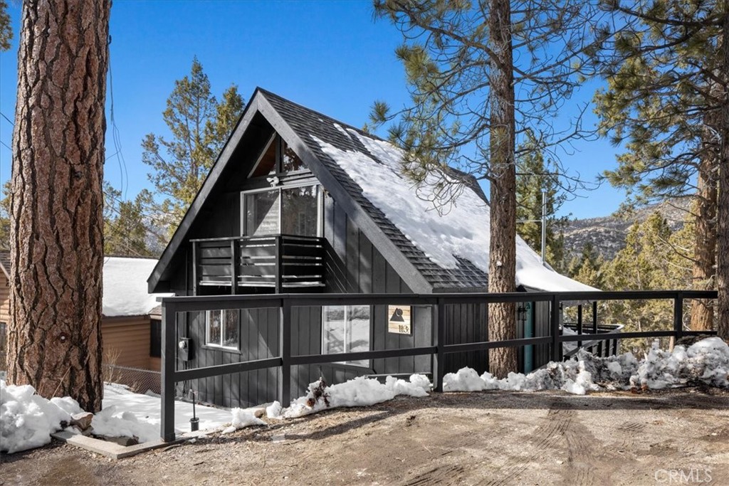 113 East Fairway Boulevard Big Bear City, CA 92314 - Photo 34 of 36 a front view of a house with a yard
