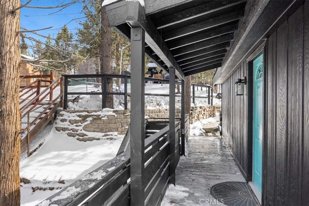 113 East Fairway Boulevard Big Bear City, CA 92314 - Photo 4 of 36 a view of a kitchen