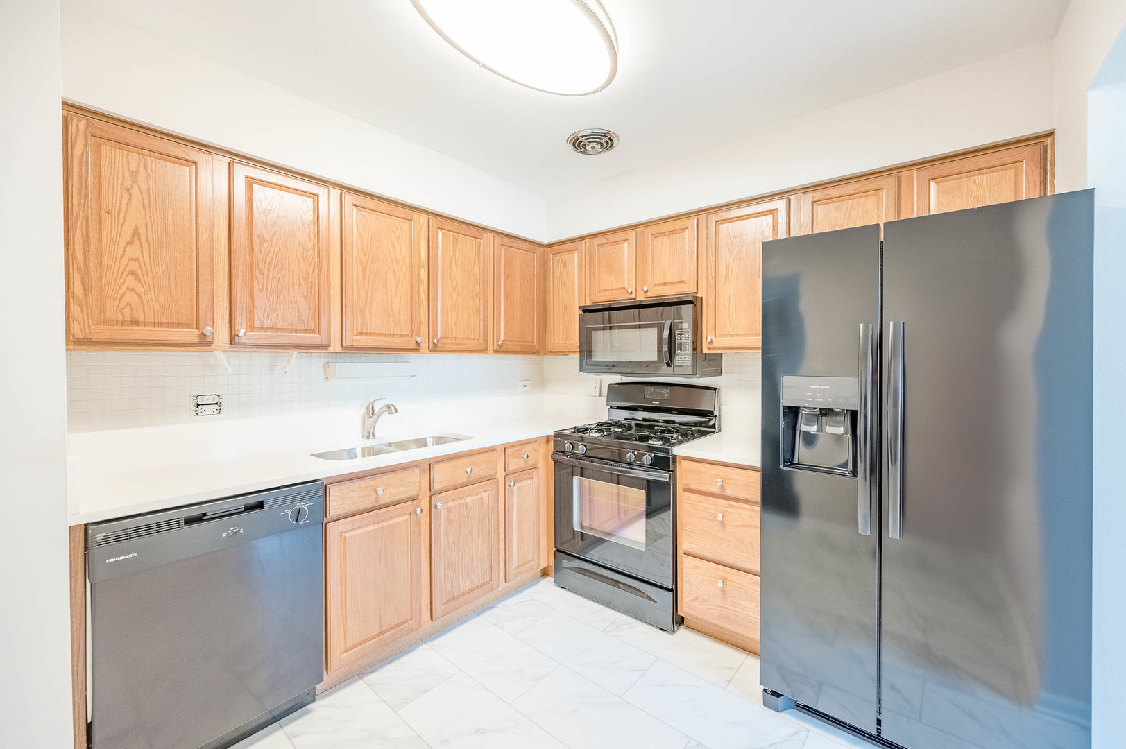 1735 Robin Circle, Unit C Hoffman Estates, IL 60169 - Photo 4 of 11