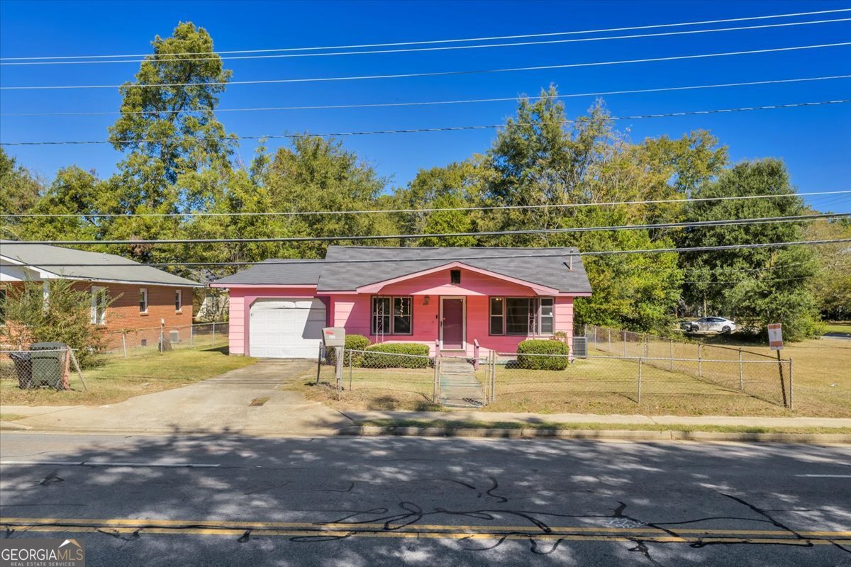 805 East Church Street Fort Valley, GA 31030 - Photo 5 of 14 a front view of a house with a yard