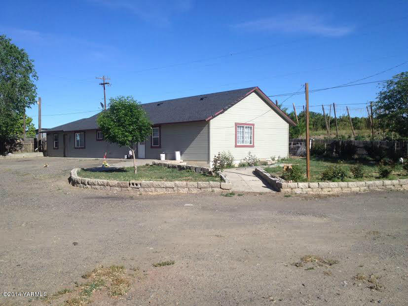 920 Nelson Road Granger, WA 98932 - Photo 2 of 7 a view of a house with a yard and potted plants