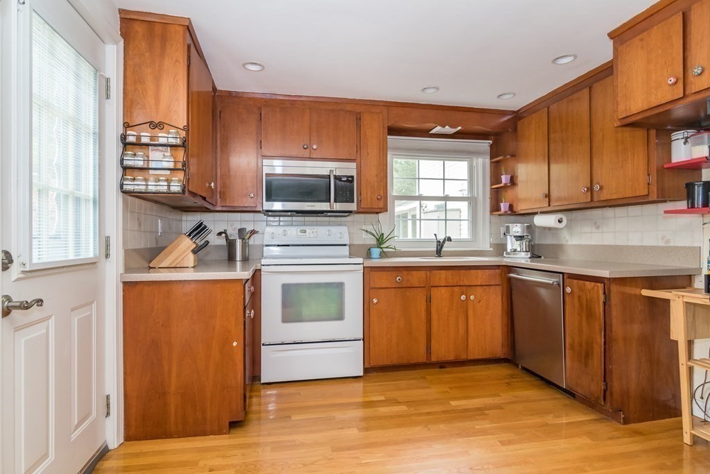 31 MacArthur Road Natick, MA 01760 - Photo 12 of 34