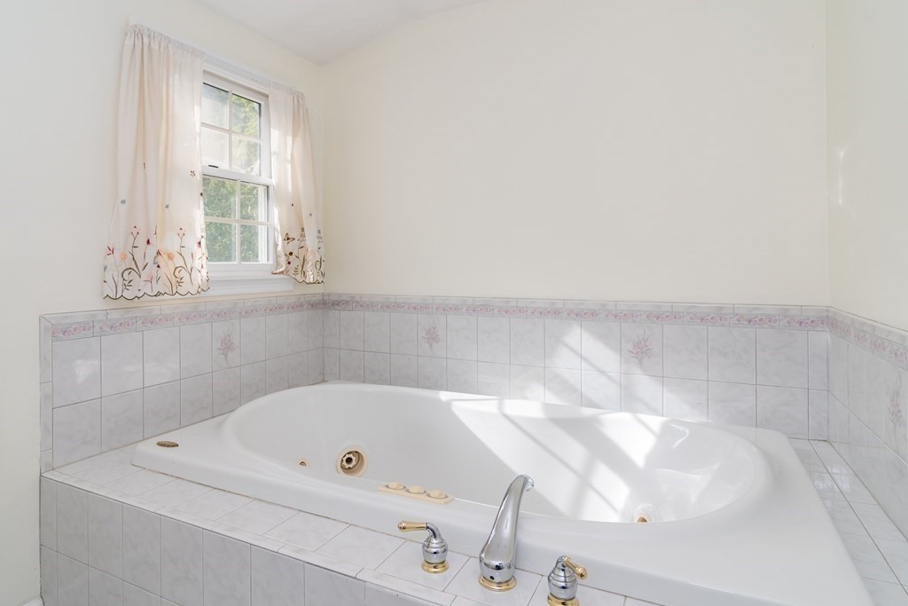 31 MacArthur Road Natick, MA 01760 - Photo 16 of 34