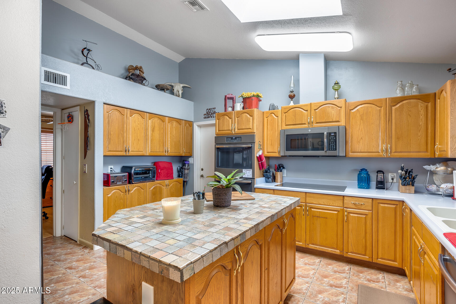 109 West Ridgecrest Road Phoenix, AZ 85086 - Photo 11 of 29 31