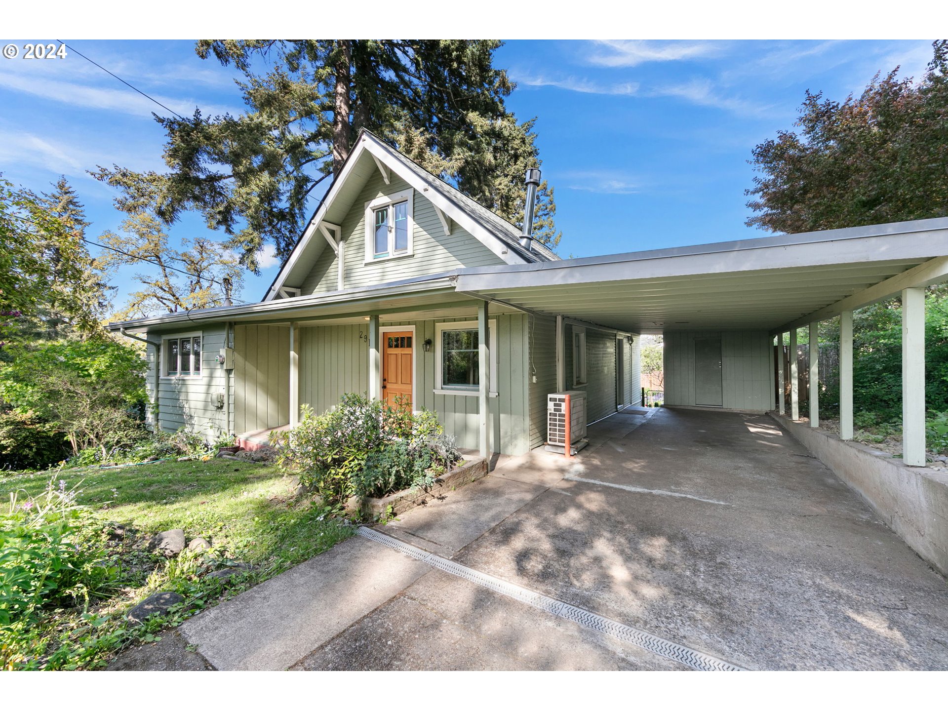 2919 Jefferson Street Eugene, OR 97405 - Photo 1 of 38 a front view of a house with garden