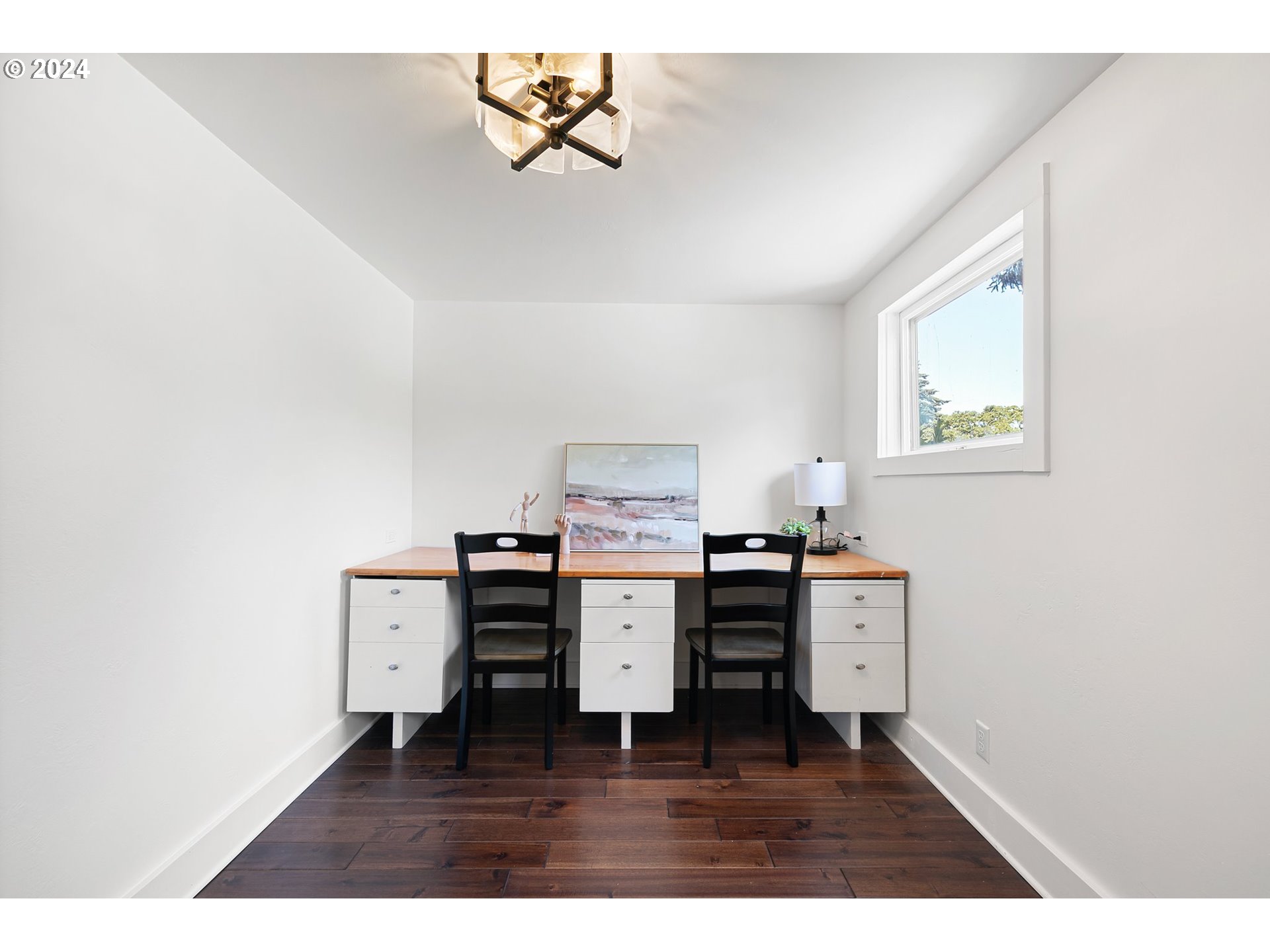 2919 Jefferson Street Eugene, OR 97405 - Photo 15 of 38 a workspace with furniture