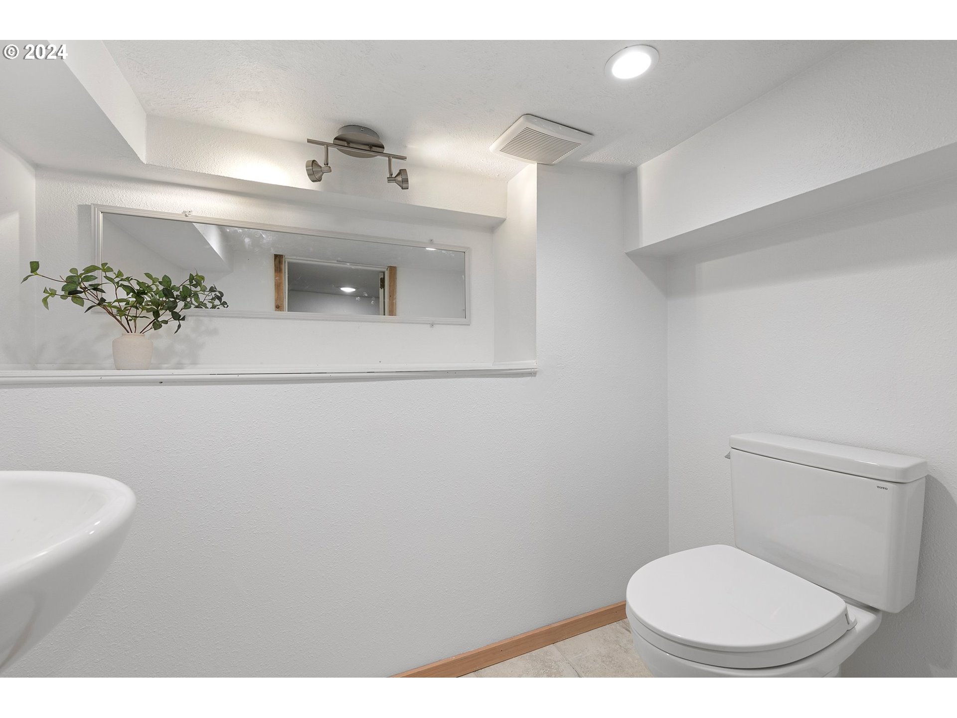 2919 Jefferson Street Eugene, OR 97405 - Photo 23 of 38 a bathroom with a toilet and a sink