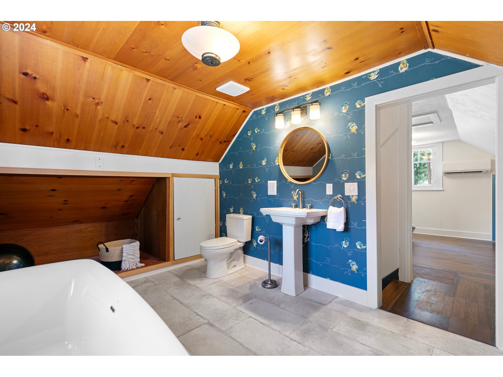 2919 Jefferson Street Eugene, OR 97405 - Photo 30 of 38 a picture of a living room