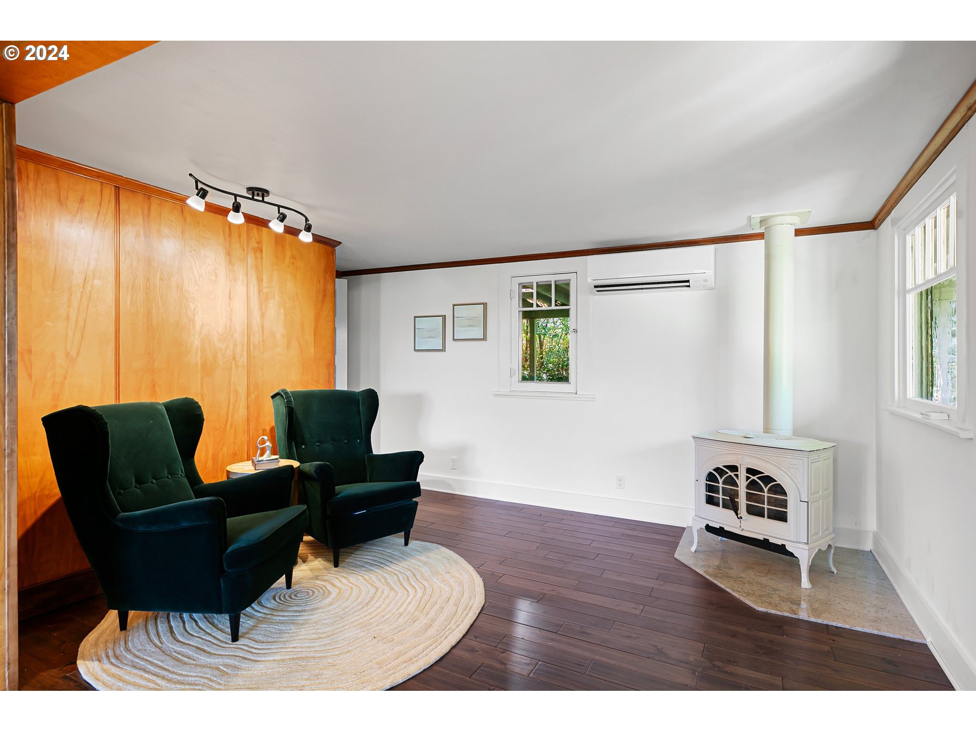 2919 Jefferson Street Eugene, OR 97405 - Photo 6 of 38 a living room with furniture and a window