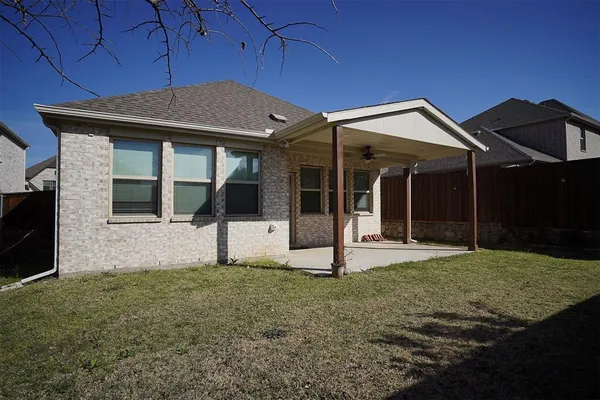 a view of house with backyard