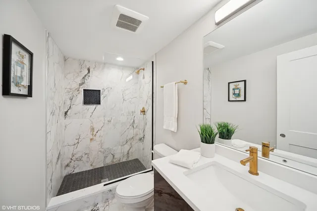 $879,000 | 702 East 41st Street, Chicago, IL 60653