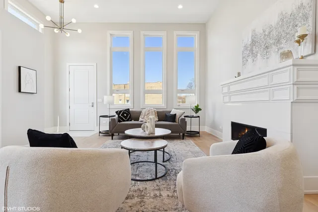 $879,000 | 702 East 41st Street, Chicago, IL 60653