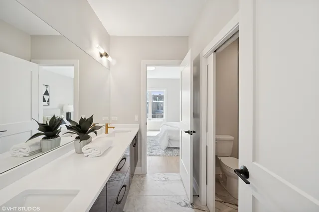 $879,000 | 702 East 41st Street, Chicago, IL 60653