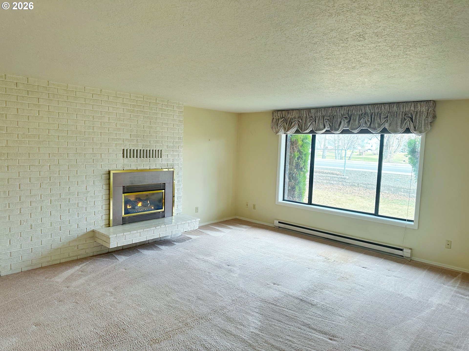 10710 South McAlister Road Island City, OR 97850 - Photo 6 of 22 an empty room with windows