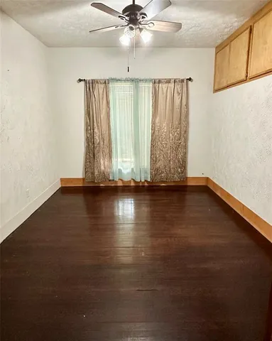 en empty room with wooden floor
