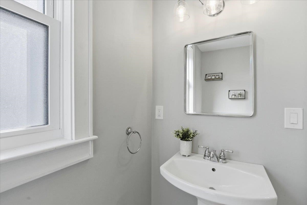 323 Myrtle Street Manchester, NH 03104 - Photo 21 of 51