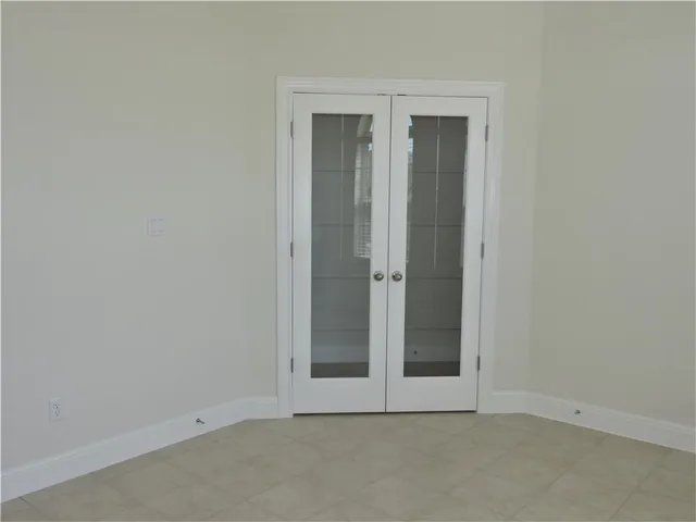 a view of empty room with window