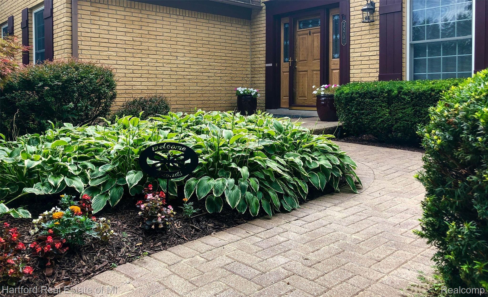 35701 Congress Road Farmington, MI 48335 - Photo 2 of 45 Beautiful perennials in the garden