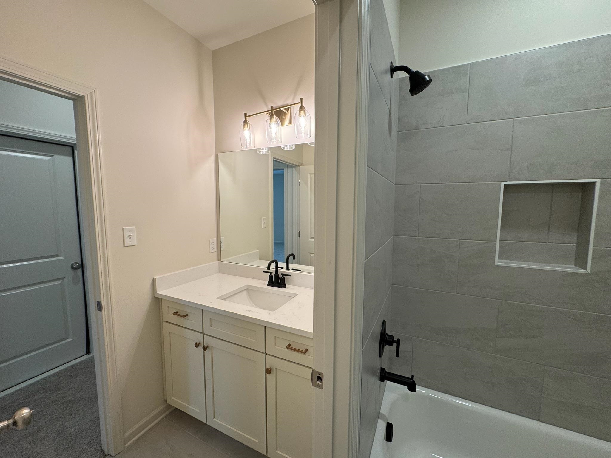 11512 Sunsparkler Way Collierville, TN 38017 - Photo 33 of 40 Bathroom with vanity and washtub / shower combination