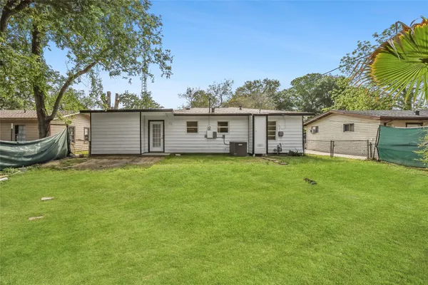 a view of a house with a backyard