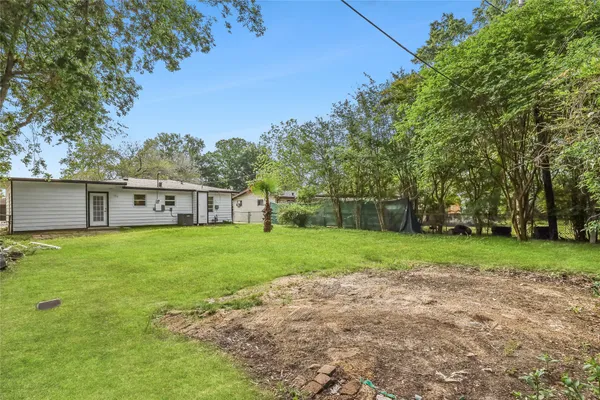 a view of a house with backyard and garden