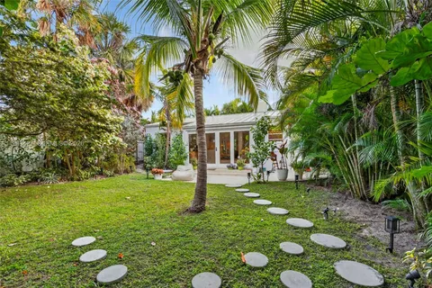 a view of a house with a backyard