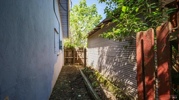 a view of a backyard