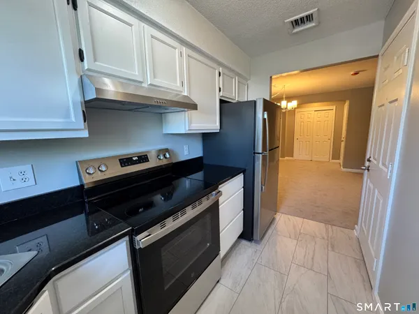 $1,900 | 2 Concorde Way, Unit B2, Windsor Locks, CT 06096