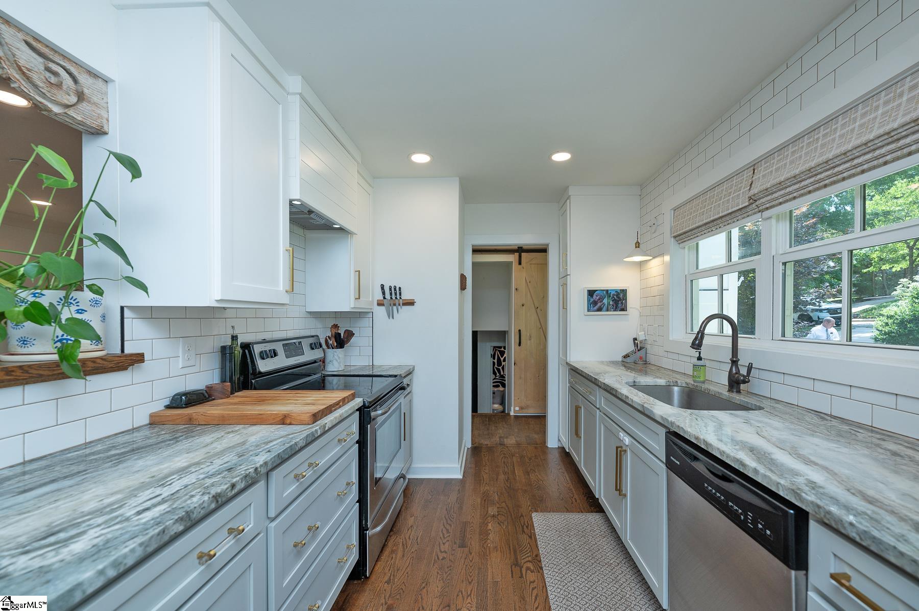 38 Nottingham Road Greenville, SC 29607 - Photo 8 of 37 Gallery Image 8