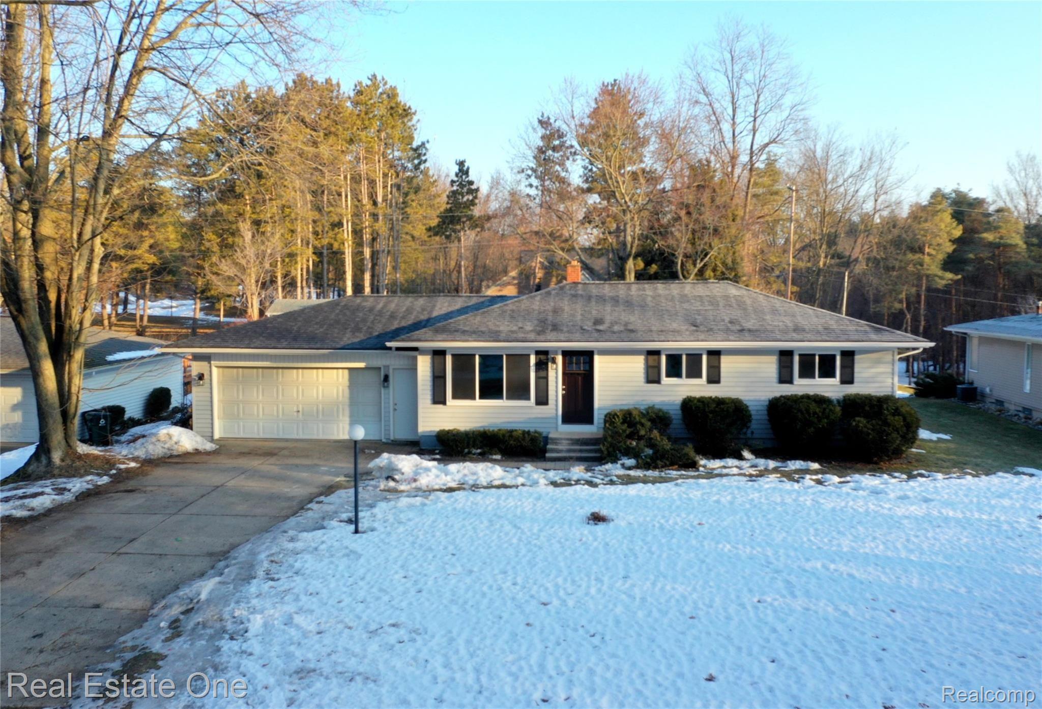 2222 Cole Road Lake Orion, MI 48362 - Photo 3 of 25 3.jpeg