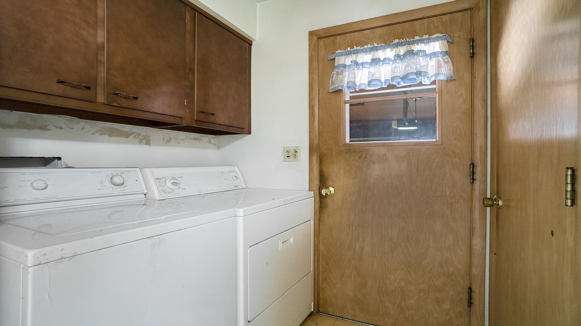 823 East Lilac Road Beloit, WI 53511 - Photo 13 of 28 a utility room with dryer and washer