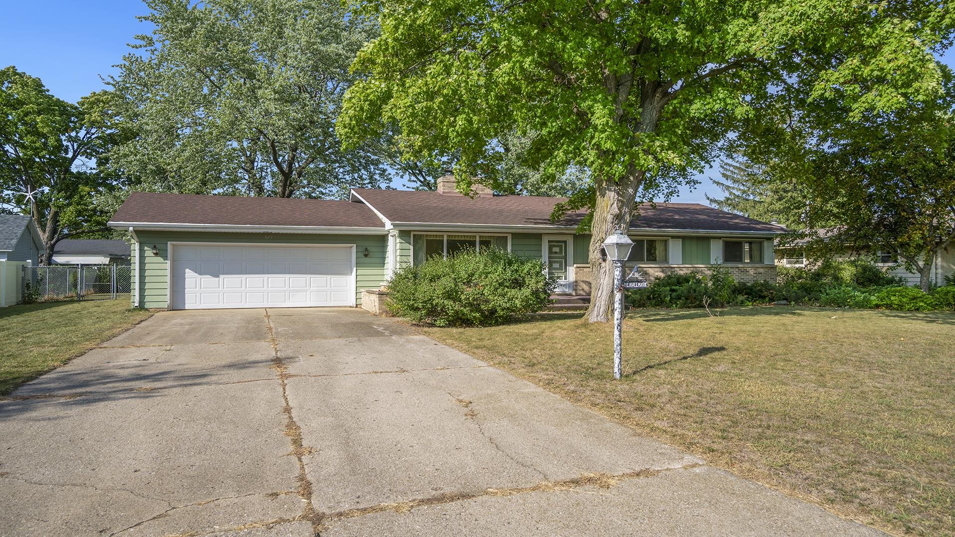 823 East Lilac Road Beloit, WI 53511 - Photo 2 of 28 front view of a house and a yard