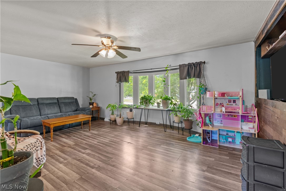 13548 Holland Road Brook Park, OH 44142 - Photo 4 of 27 Living Room