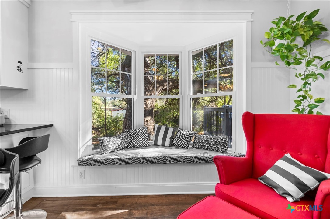 2509 Forest Trail Temple, TX 76502 - Photo 14 of 42 a living room with furniture and a potted plant