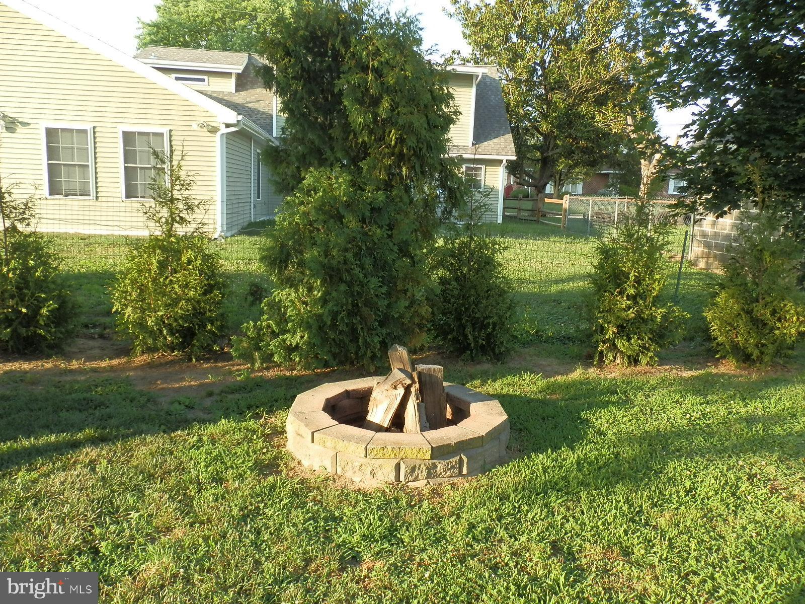 10 Georgia Road Pennsville, NJ 08070 - Photo 15 of 48 a front view of a house with garden