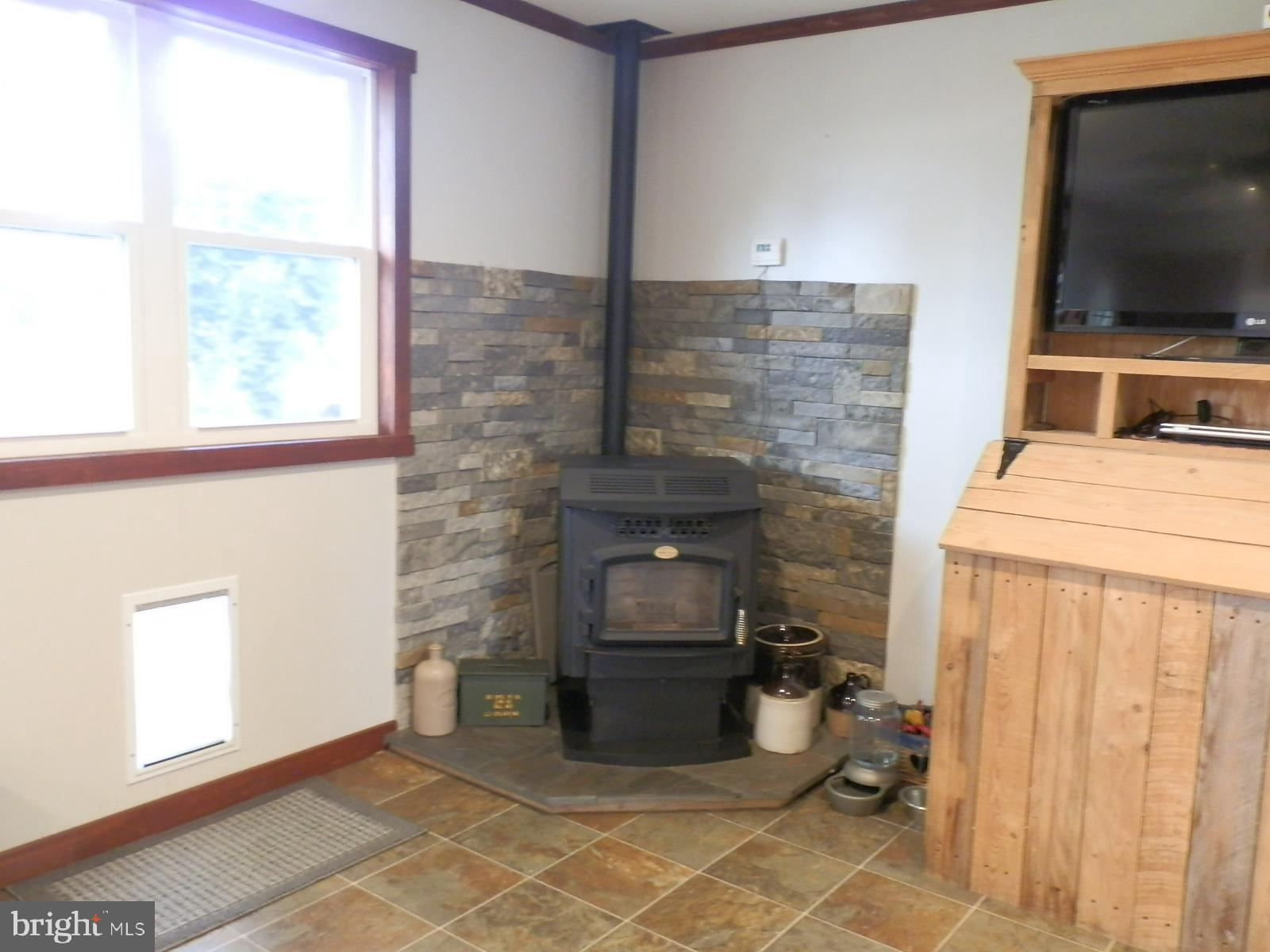10 Georgia Road Pennsville, NJ 08070 - Photo 7 of 48 a room with a couch and a flat screen tv