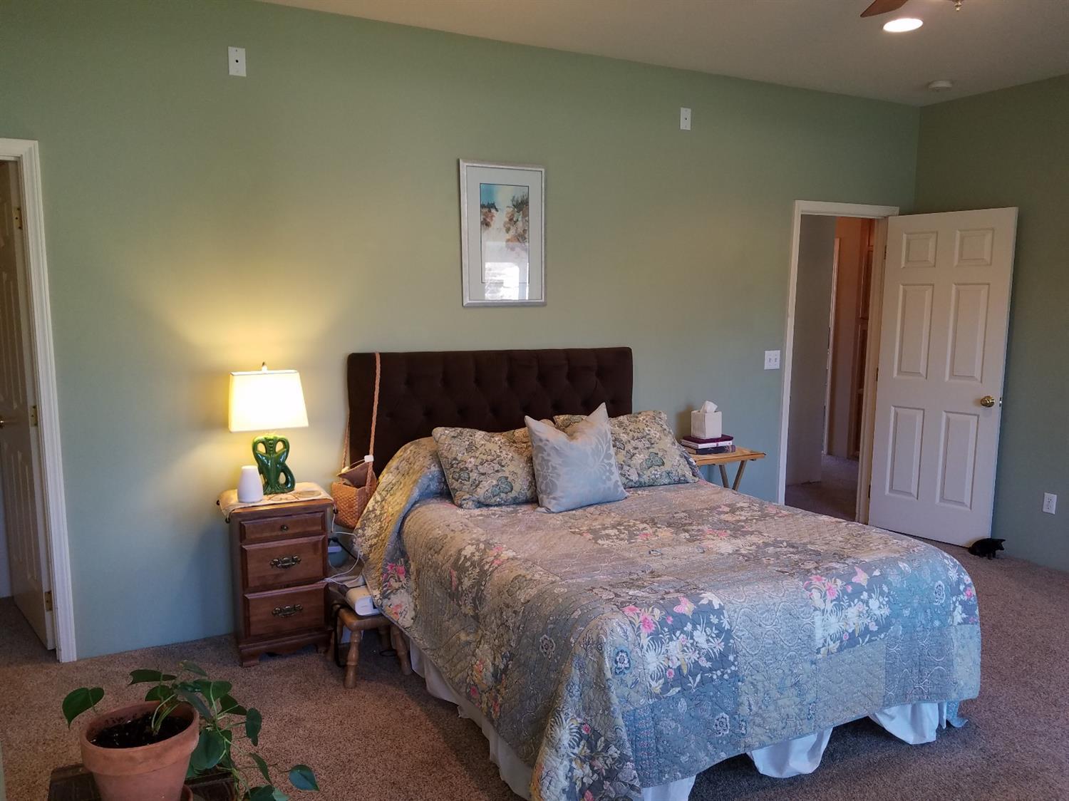 3813 Hilsinger Road Phoenix, OR 97535 - Photo 20 of 35 a bedroom with a bed and a window