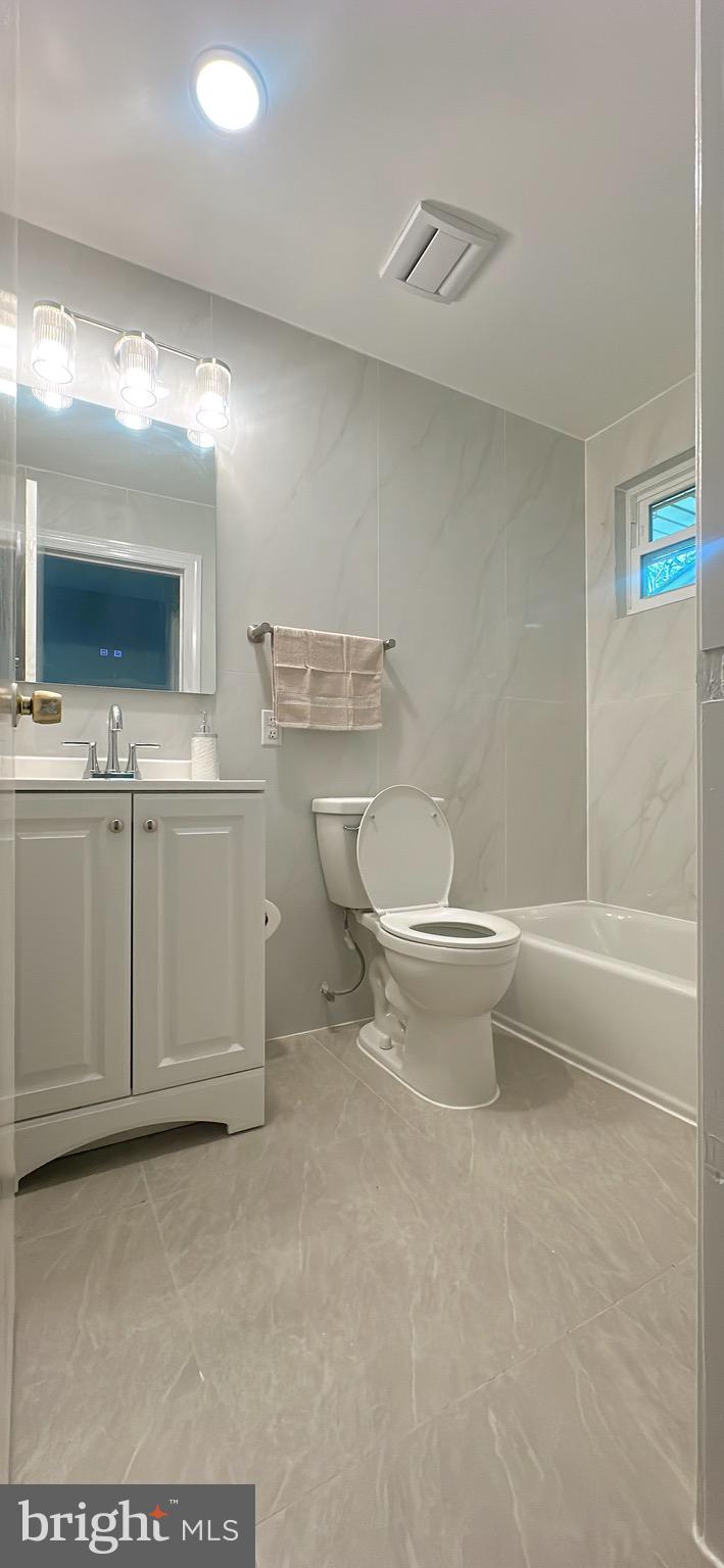 1242 June Road Huntingdon Valley, PA 19006 - Photo 37 of 47 a bathroom with a toilet a sink and a bathtub