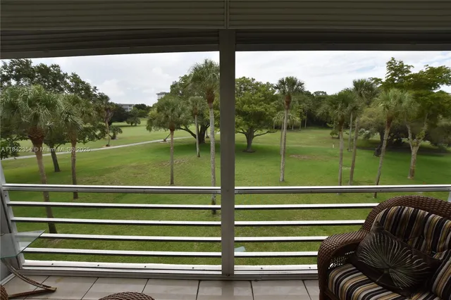 $2,400 | 3800 Oaks Clubhouse Drive, Unit 309, Pompano Beach, FL 33069