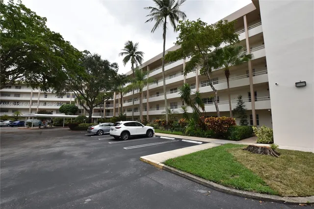 $2,400 | 3800 Oaks Clubhouse Drive, Unit 309, Pompano Beach, FL 33069