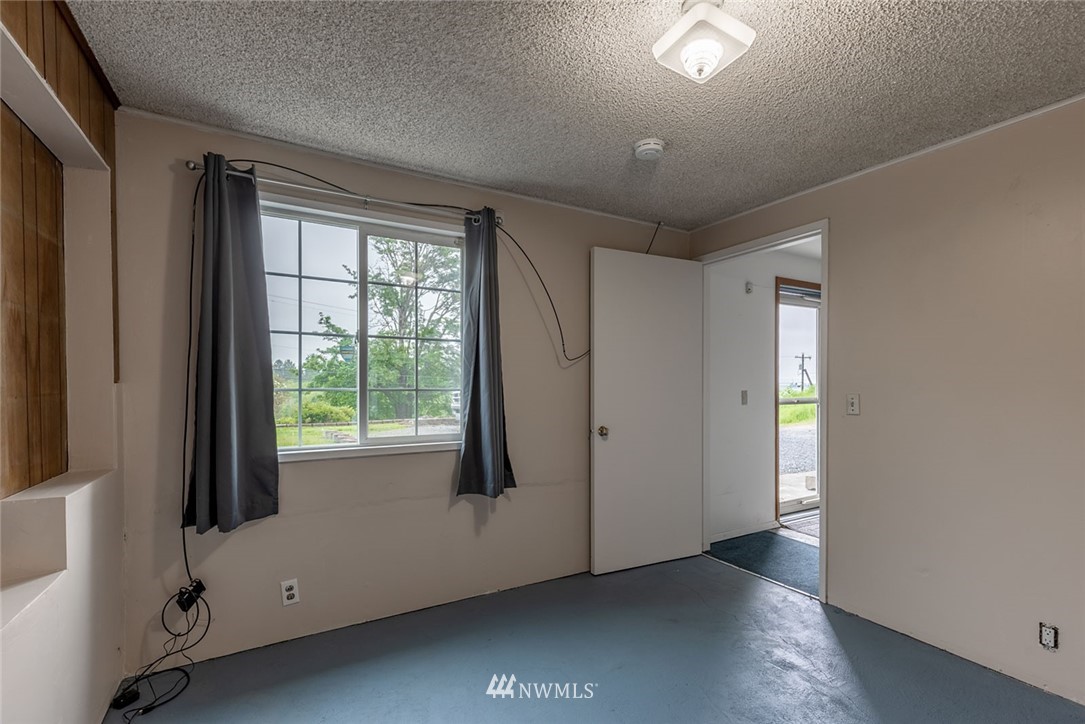 6124 Larimer Road Everett, WA 98208 - Photo 6 of 36