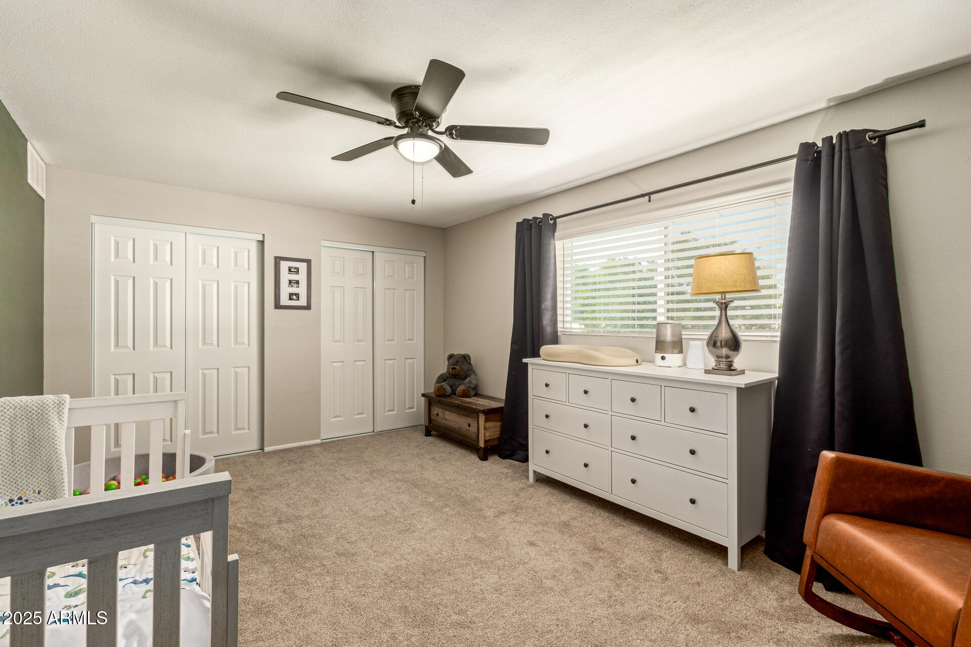 8135 North Central Avenue, Unit 7 Phoenix, AZ 85020 - Photo 16 of 25 a livingroom with a window and a dresser