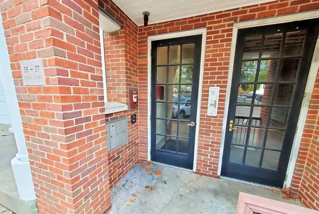 $2,500 | 37 Central Square, Unit 37B, Bridgewater, MA 02324