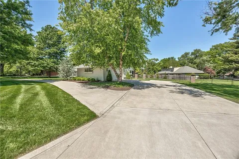 $1,595,000 | 8600 Reinhardt Lane, Leawood, KS 66206