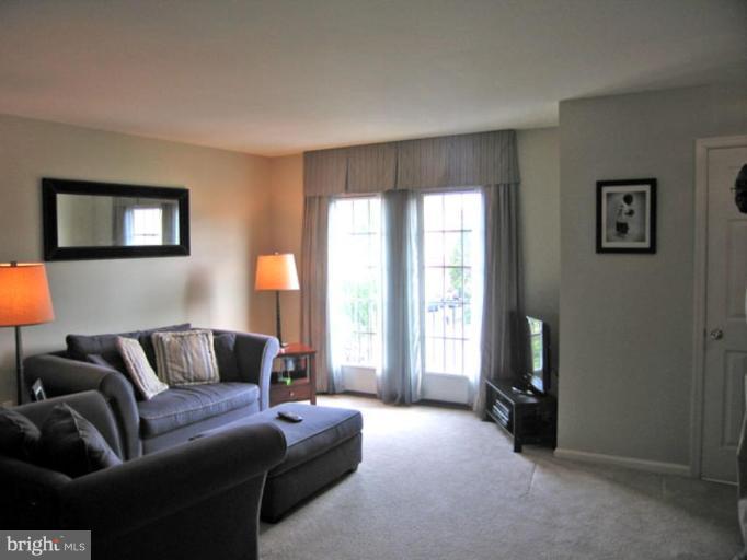 28 West Glebe Road Alexandria, VA 22305 - Photo 3 of 19 Living Room
