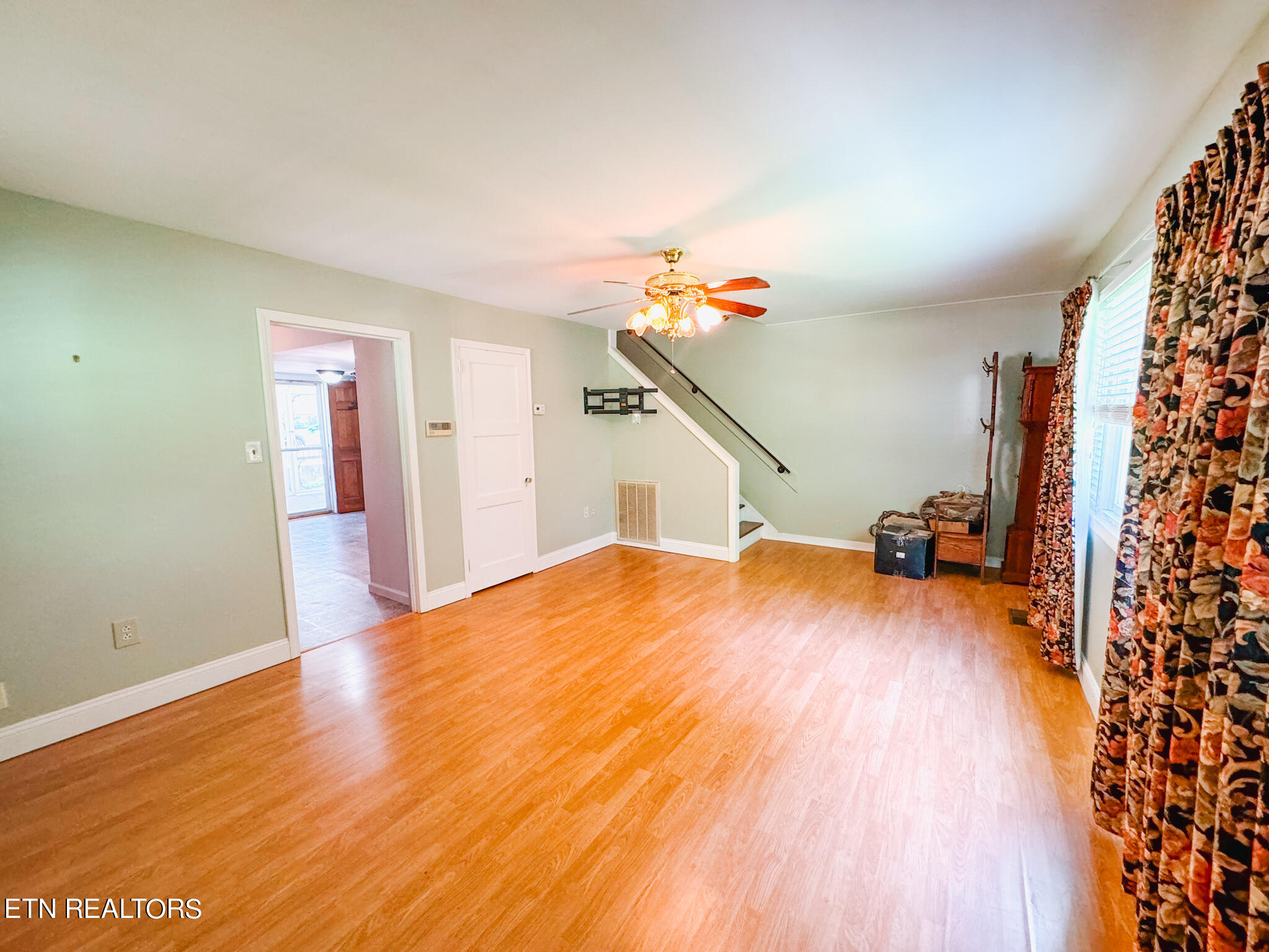 120 Wabash Lane Oak Ridge, TN 37830 - Photo 10 of 31 wabash living room2